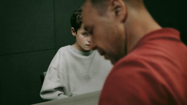升富配资 英剧《混沌少年时》，一镜到底呈现父母的终极噩梦